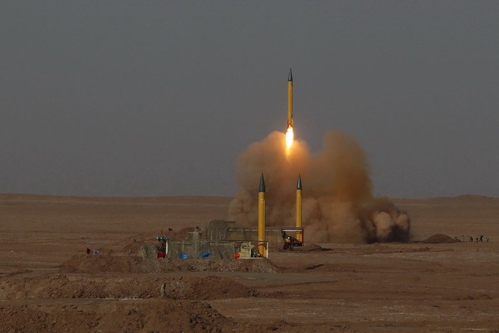 Iran tập trận, bắn thử tên lửa
